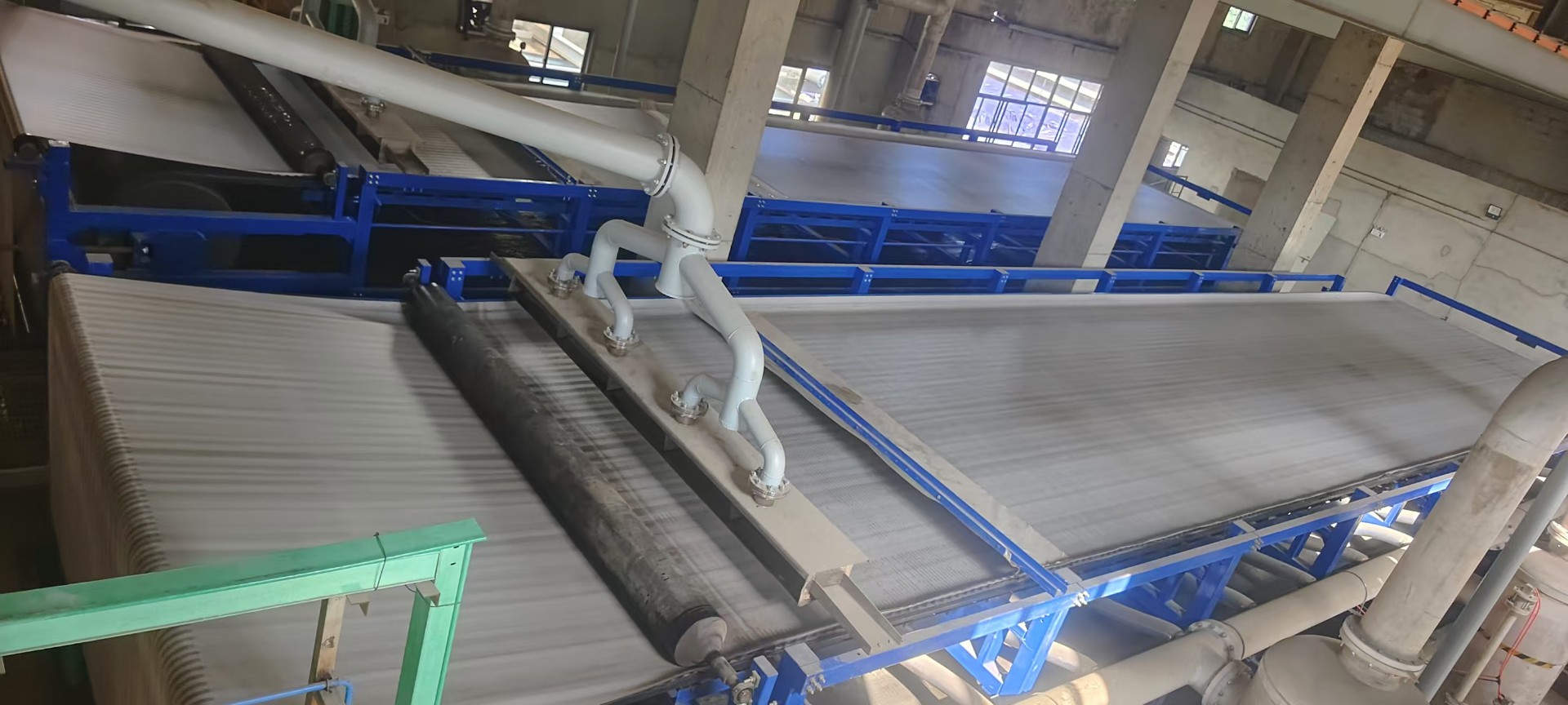 如何確定所需真空帶式過濾機(jī)的過濾面積等關(guān)鍵參數(shù)？